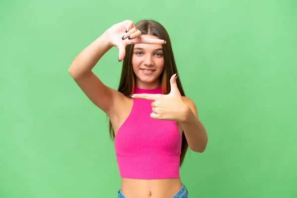 Adolescente Caucasiano Menina Sobre Fundo Isolado Focando Rosto Símbolo Enquadramento — Fotografia de Stock