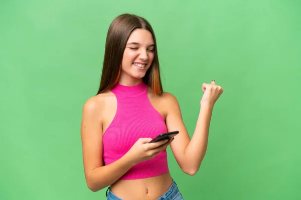 Adolescente Chica Caucásica Sobre Fondo Aislado Con Teléfono Posición Victoria — Foto de Stock