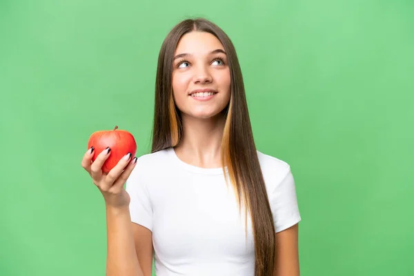 Teenager Kavkazské Dívka Drží Jablko Přes Izolované Pozadí Vzhlíží Usmívá — Stock fotografie