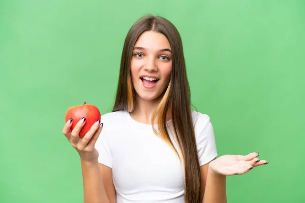 Teenager Běloška Dívka Drží Jablko Nad Izolovaným Pozadím Šokovaným Výrazem — Stock fotografie