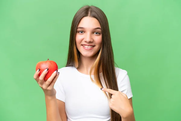 年轻的高加索女孩 在孤立的背景下抱着一个苹果 满脸惊讶的表情 — 图库照片