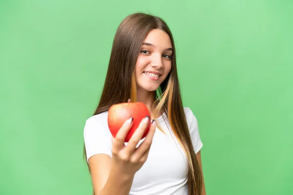 年轻的高加索女孩 抱着一个苹果 带着快乐的表情 在与世隔绝的背景下 — 图库照片