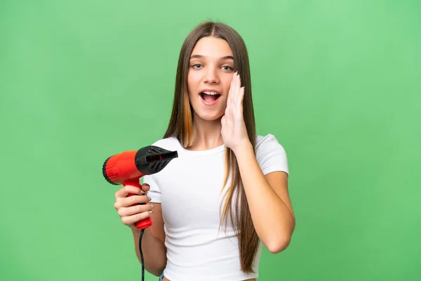 Kafkasyalı Genç Bir Kız Arka Planda Saç Kurutma Makinesi Tutuyor — Stok fotoğraf