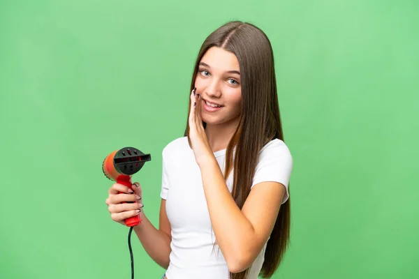 Adolescente Fille Caucasienne Tenant Sèche Cheveux Sur Fond Isolé Chuchotant — Photo