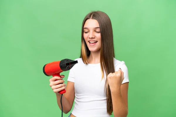 Kafkasyalı Genç Bir Kız Elinde Saç Kurutma Makinesiyle Izole Bir — Stok fotoğraf