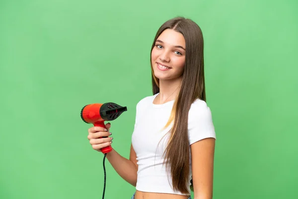 Adolescent Fille Caucasienne Tenant Sèche Cheveux Sur Fond Isolé Souriant — Photo