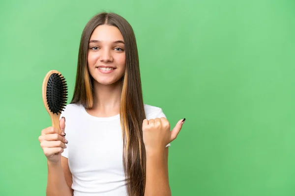 Nastolatka Kaukaska Dziewczyna Grzebieniem Włosów Izolowanym Tle Wskazując Bok Przedstawić — Zdjęcie stockowe