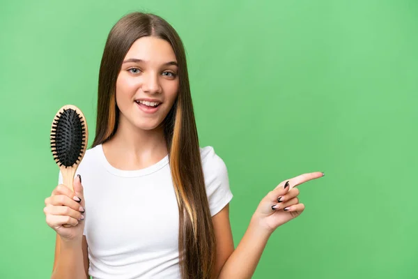 Nastolatka Kaukaska Dziewczyna Grzebieniem Włosów Odizolowanym Tle Zaskoczony Wskazując Palcem — Zdjęcie stockowe