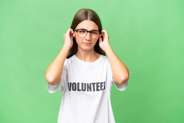 Adolescente Voluntario Caucásico Chica Sobre Aislado Fondo Frustrado Cubriendo Oídos —  Fotos de Stock