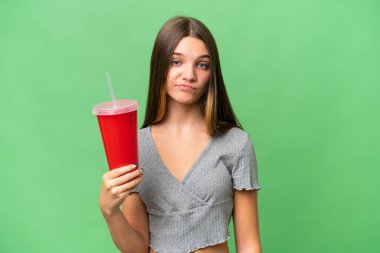 Kafkasyalı genç bir kız sodasını üzgün bir ifadeyle izole edilmiş arka planda tutuyor.