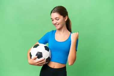 İzole edilmiş arka planda futbol oynayan beyaz kız zaferi kutluyor.