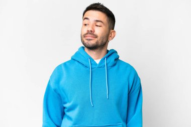 İzole edilmiş beyaz bir geçmişi olan yakışıklı beyaz bir adam. Taraf ararken şüphe duyuyor.