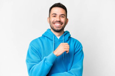 Soyutlanmış beyaz arka planda gülen yakışıklı beyaz bir adam.