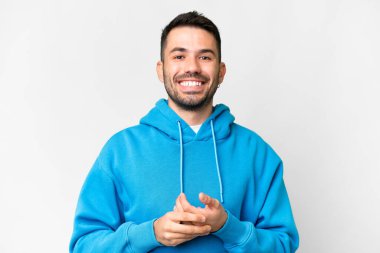 Soyutlanmış beyaz arka planda gülen yakışıklı beyaz bir adam.