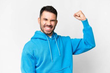 İzole edilmiş beyaz bir geçmişi olan yakışıklı beyaz bir adam güçlü bir jest yapıyor.