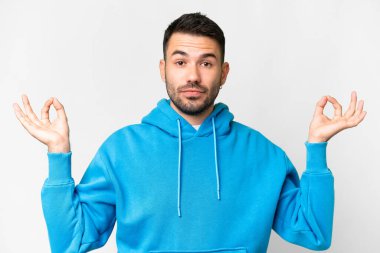 Zen pozisyonunda beyaz tenli, yakışıklı, beyaz bir adam.