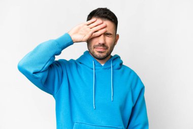 İzole edilmiş beyaz arka planı olan yakışıklı beyaz adam yorgun ve hasta bir ifadeye sahip.