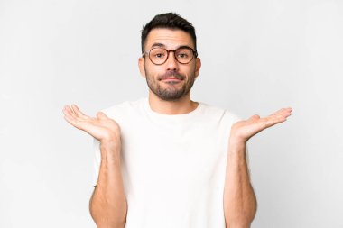 Soyutlanmış beyaz geçmişi olan yakışıklı beyaz bir adam ellerini kaldırırken şüpheye düşüyor.