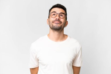 İzole edilmiş beyaz bir geçmişi olan yakışıklı, beyaz bir adam.