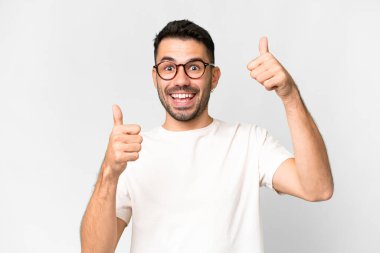 Soyutlanmış beyaz bir geçmişi olan yakışıklı beyaz bir adam iyi niyetli bir hareket yapıyor.