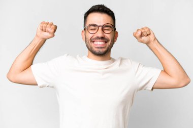 İzole edilmiş beyaz bir geçmişi olan yakışıklı beyaz bir adam güçlü bir jest yapıyor.