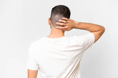 Beyaz arka planda beyaz tenli, yakışıklı beyaz bir adam var.