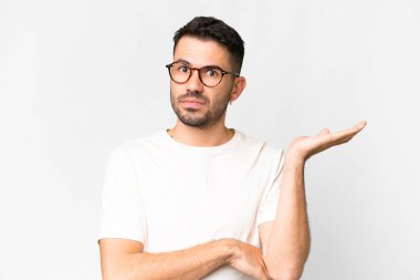 Soyutlanmış beyaz geçmişi olan yakışıklı beyaz bir adam. Şüpheleri var.