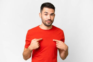 İzole edilmiş beyaz bir geçmişi olan yakışıklı beyaz bir adam kendini işaret ediyor.