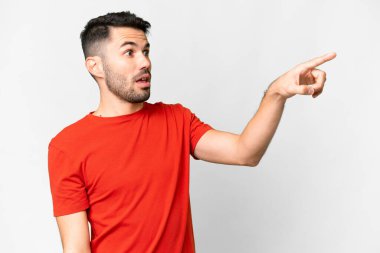 İzole edilmiş beyaz arka planı olan yakışıklı, beyaz bir adam.