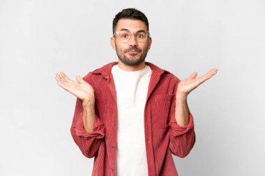 Soyutlanmış beyaz geçmişi olan yakışıklı beyaz bir adam ellerini kaldırırken şüpheye düşüyor.