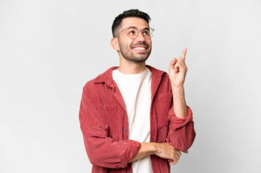 İzole edilmiş beyaz arka plan üzerinde yakışıklı beyaz bir adam harika bir fikre işaret ediyor.