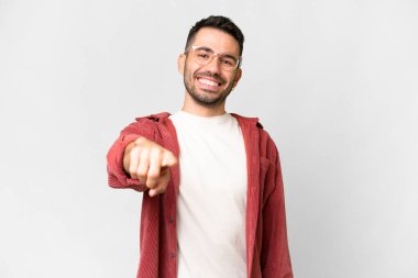 İzole edilmiş beyaz arka plan üzerinde yakışıklı beyaz bir adam mutlu bir ifadeyle öne bakıyor.