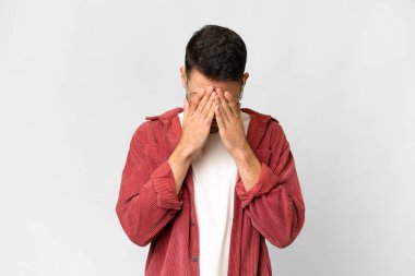 İzole edilmiş beyaz arka planı olan yakışıklı beyaz adam yorgun ve hasta bir ifadeye sahip.