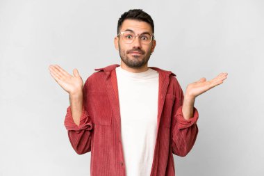 Soyutlanmış beyaz geçmişi olan yakışıklı beyaz bir adam şüpheli hareketler yapıyor.