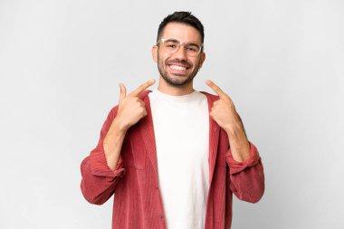 Soyutlanmış beyaz bir geçmişi olan yakışıklı beyaz bir adam iyi niyetli bir hareket yapıyor.