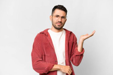 Soyutlanmış beyaz geçmişi olan yakışıklı beyaz bir adam. Şüpheleri var.