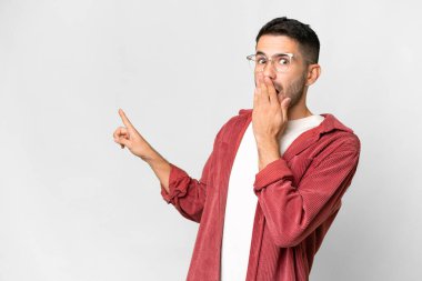 İzole edilmiş beyaz arka planı olan yakışıklı beyaz bir adam. Sürpriz bir ifadeyle.