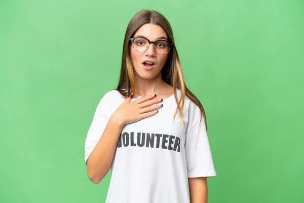 Adolescente Voluntario Caucásico Chica Sobre Aislado Fondo Sorprendido Sorprendido Mientras — Foto de Stock