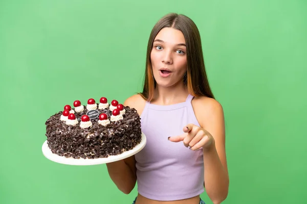 Nastolatek Kaukaski Dziewczyna Gospodarstwa Tort Urodzinowy Nad Odizolowanym Tle Zaskoczony — Zdjęcie stockowe