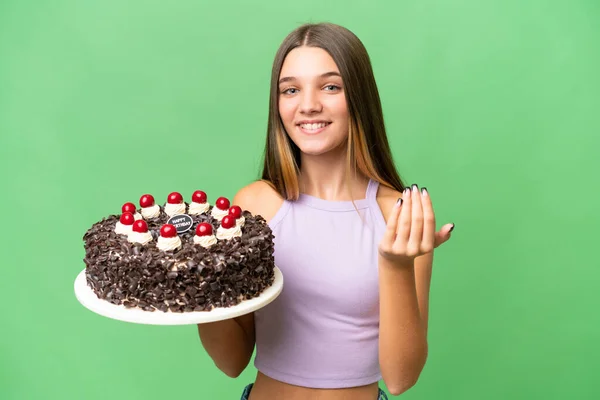 Nastolatka Rasy Kaukaskiej Trzymająca Tort Urodzinowy Nad Odizolowanym Tłem Zapraszając — Zdjęcie stockowe