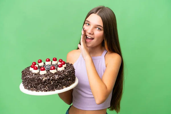 Nastolatka Kaukaska Dziewczyna Trzyma Tort Urodzinowy Odosobnionym Tle Szepcząc Coś — Zdjęcie stockowe