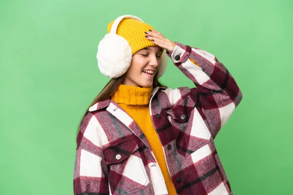 Teenager Kaukasischen Mädchen Tragen Wintermützen Über Isoliertem Hintergrund Hat Etwas — Stockfoto