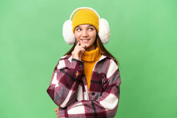 Adolescente Caucasiano Menina Vestindo Regalos Inverno Sobre Fundo Isolado Pensando — Fotografia de Stock