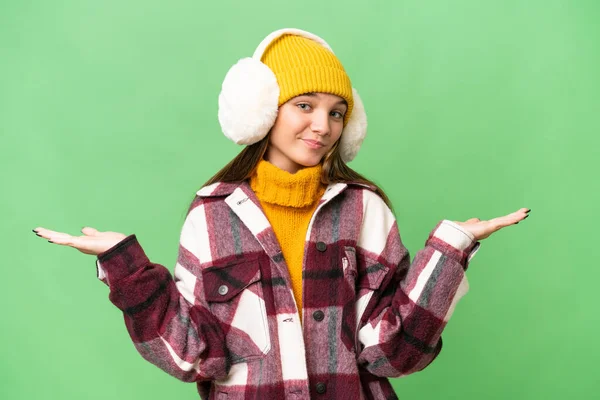 Nastolatka Kaukaska Dziewczyna Nosi Zimowe Mufy Odosobnionym Tle Mając Wątpliwości — Zdjęcie stockowe