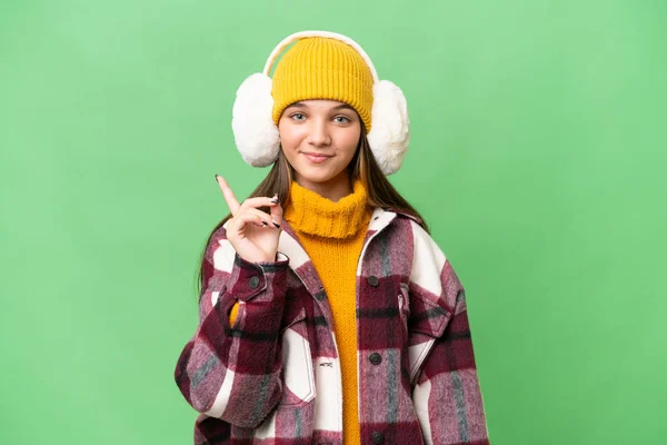年轻的高加索女孩穿着冬衣 背负着孤立的背景 用食指指尖着一个很好的主意 — 图库照片
