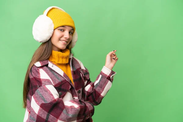Nastolatka Kaukaska Dziewczyna Nosi Zimowe Kajdanki Odizolowanym Tle Wskazując Palcem — Zdjęcie stockowe