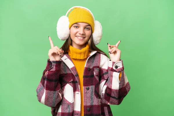 Teenager Kaukasischen Mädchen Trägt Winter Muffs Über Isolierten Hintergrund Weist — Stockfoto