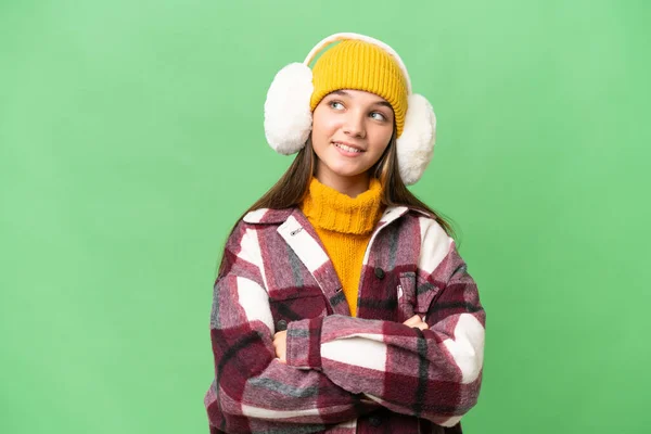 年轻的高加索女孩 身穿冬衣 背负着孤零零的背景 微笑着抬头看 — 图库照片