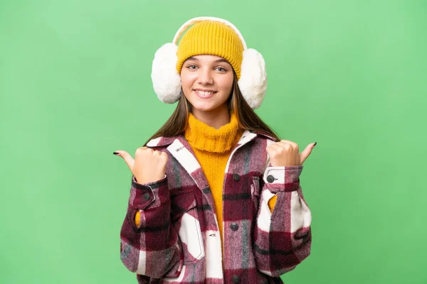 年少无知的高加索女孩 戴着冬衣 带着无拘无束的背景 竖起大拇指 微笑着 — 图库照片