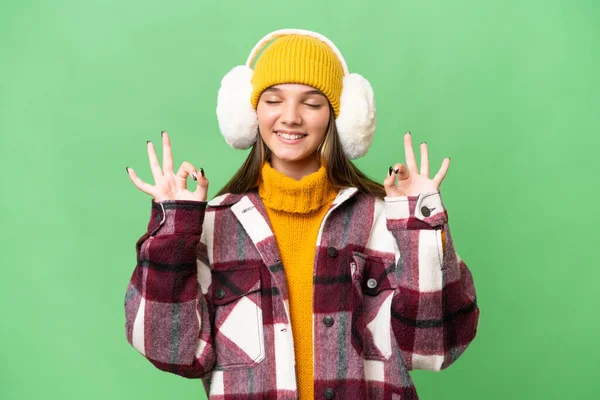 Adolescente Caucásico Chica Usando Invierno Muffs Sobre Aislado Fondo Zen — Foto de Stock